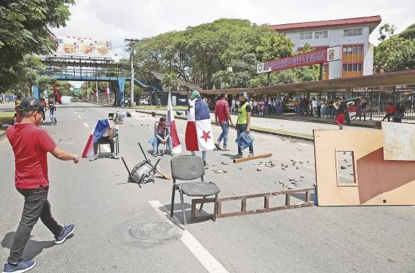 Universitarios volvieron a cerrar la vía Transístmica. Universitarios volvieron a cerrar la vía Transístmica.