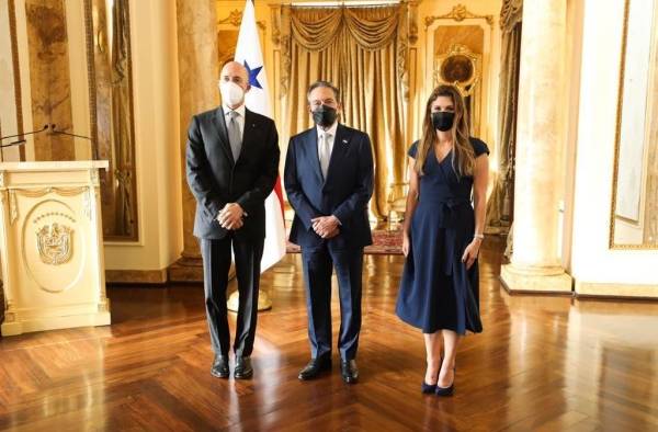 Momentos en que el presidente Laurentino Cortizo recibe las credenciales de los embajadores. Momentos en que el presidente Laurentino Cortizo recibe las credenciales de los embajadores.