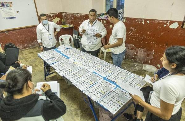 La Corte Constitucional ordenó detener el conteo de votos hasta que se resuelvan las denuncias. La Corte Constitucional ordenó detener el conteo de votos hasta que se resuelvan las denuncias.