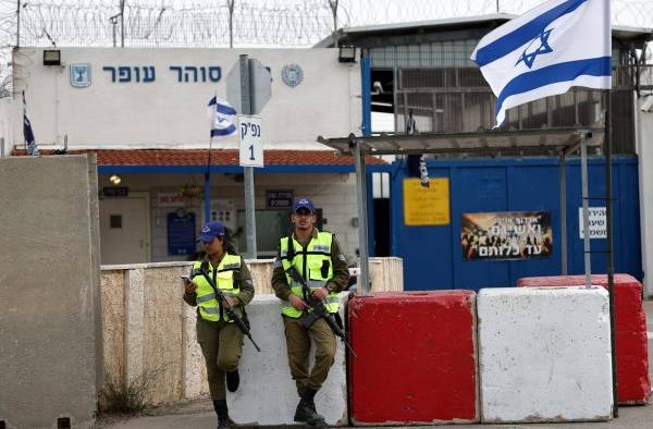 Guardias de seguridad israelíes vigilan la prisión militar de Ofer, cerca de Jerusalén (Israel) el 25 de noviembre de 2023, antes de la esperada liberación de prisioneros palestinos. Guardias de seguridad israelíes vigilan la prisión militar de Ofer, cerca de Jerusalén (Israel) el 25 de noviembre de 2023, antes de la esperada liberación de prisioneros palestinos.