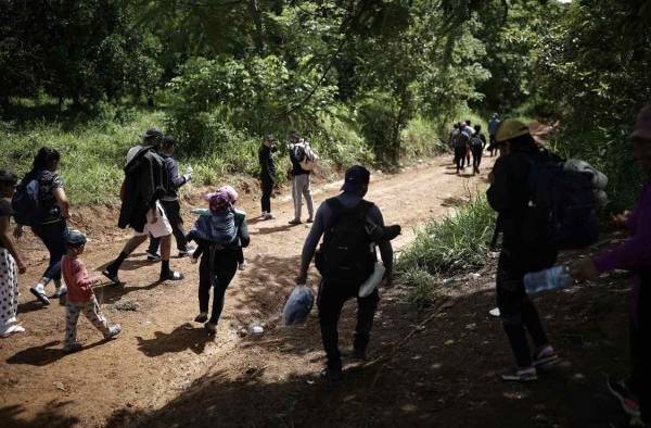 Migrantes transitan por unas de las trochas limítrofes entre Costa Rica y Nicaragua, el 16 agosto 2023, en la localidad de Los Chiles, al norte de San José (Costa Rica). Migrantes transitan por unas de las trochas limítrofes entre Costa Rica y Nicaragua, el 16 agosto 2023, en la localidad de Los Chiles, al norte de San José (Costa Rica).