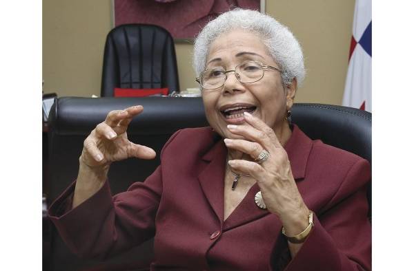 Alma Montenegro Abogada Es ensayista y pedagoga. Fue procuradora de la Administración y directora del Consejo Nacional de Transparencia contra la Corrupción Alma Montenegro Abogada Es ensayista y pedagoga. Fue procuradora de la Administración y directora del Consejo Nacional de Transparencia contra la Corrupción