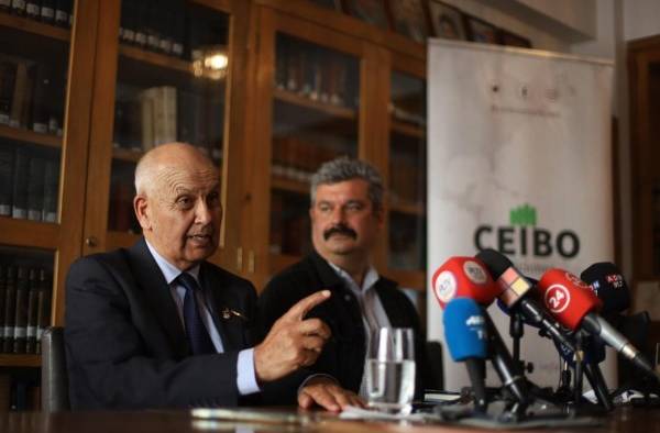 Manuel Araya (i), asistente personal de Pablo Neruda; y Francisco Marín, investigador de la muerte de Neruda en una fotografía de archivo. Manuel Araya (i), asistente personal de Pablo Neruda; y Francisco Marín, investigador de la muerte de Neruda en una fotografía de archivo.