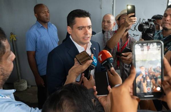 Carrizo prosigue con su gira de campaña, en donde se reúne con diferentes sectores. Carrizo prosigue con su gira de campaña, en donde se reúne con diferentes sectores.