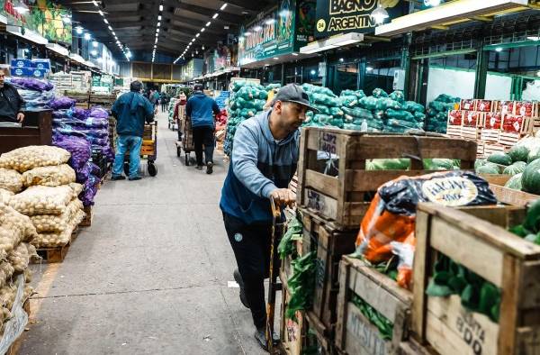 Personas realizan descarga de frutas y verduras en el mercado central en Buenos Aires (Argentina). Personas realizan descarga de frutas y verduras en el mercado central en Buenos Aires (Argentina).