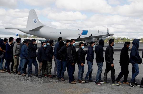 Ciudadanos guatemaltecos deportados desde la ciudad de Harlingen, Texas (EE.UU.), en una fotografía de archivo. Ciudadanos guatemaltecos deportados desde la ciudad de Harlingen, Texas (EE.UU.), en una fotografía de archivo.