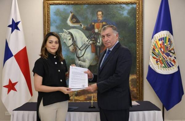 El documento fue entregado por Tewaney al comisionado contra el antisemitismo de la OEA, Fernando Lottenberg. El documento fue entregado por Tewaney al comisionado contra el antisemitismo de la OEA, Fernando Lottenberg.