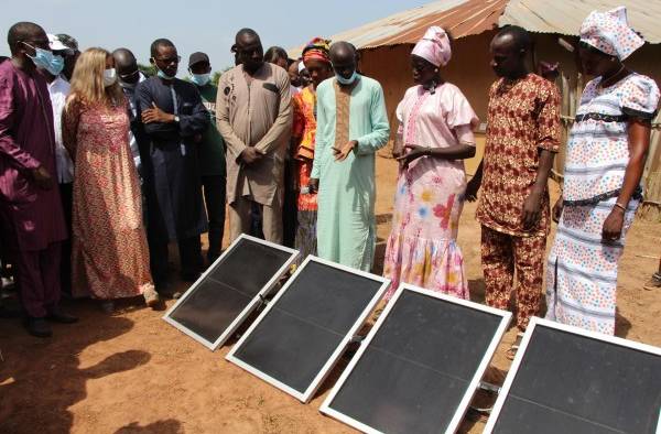 Representantes políticos y sociales de Senegal asisten a la inauguración del proyecto DESFERS, en la región senegalesa de Ziguinchor, con el que la ONG Plan International acelerará el acceso a las energías renovables a las poblaciones más vulnerables. Representantes políticos y sociales de Senegal asisten a la inauguración del proyecto DESFERS, en la región senegalesa de Ziguinchor, con el que la ONG Plan International acelerará el acceso a las energías renovables a las poblaciones más vulnerables.