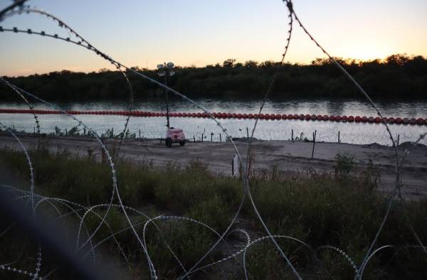 Fotografía de archivo fechada el 18 de octubre de 2023, donde se aprecian los alambres con púas puestos en la frontera de Eagle Pass en Texas. Fotografía de archivo fechada el 18 de octubre de 2023, donde se aprecian los alambres con púas puestos en la frontera de Eagle Pass en Texas.