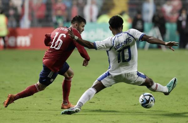 Jefry Valverde (i) de Costa Rica disputa el balón con Edgar Bárcenas de Panamá en un partido de la Liga Naciones de la Concacaf entre Costa Rica y Panamá en el estadio Ricardo Saprissa en San José. Jefry Valverde (i) de Costa Rica disputa el balón con Edgar Bárcenas de Panamá en un partido de la Liga Naciones de la Concacaf entre Costa Rica y Panamá en el estadio Ricardo Saprissa en San José.