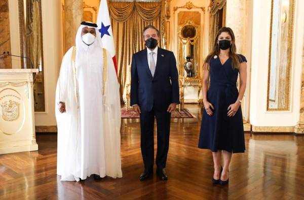 El embajador de Catar, Ahmed Mohamed Nasser Mohamed Al- Dehaimi, posa junto al presidente de la República, Laurentino Cortizo, y la canciller Erika Mouynes. El embajador de Catar, Ahmed Mohamed Nasser Mohamed Al- Dehaimi, posa junto al presidente de la República, Laurentino Cortizo, y la canciller Erika Mouynes.
