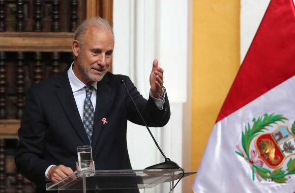 El nuevo Ministro de Relaciones Exteriores de Perú, Javier González-Olaechea, fue registrado este jueves, durante su presentación, en el Palacio de Torre Tagle, en Lima (Perú). El nuevo Ministro de Relaciones Exteriores de Perú, Javier González-Olaechea, fue registrado este jueves, durante su presentación, en el Palacio de Torre Tagle, en Lima (Perú).
