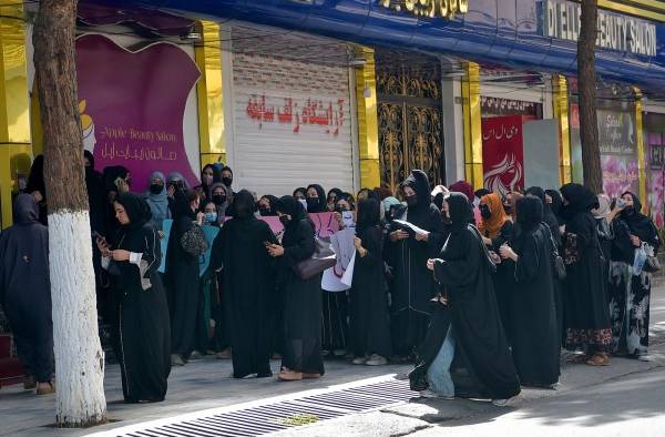 Afganas protestan en Kabul contra el cierre de los salones de belleza Afganas protestan en Kabul contra el cierre de los salones de belleza