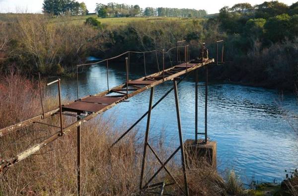 Fotografía de las ruinas de la antigua Usina y Represa de Cuñapirú, en la localidad de Minas de Corrales (Uruguay). Fotografía de las ruinas de la antigua Usina y Represa de Cuñapirú, en la localidad de Minas de Corrales (Uruguay).