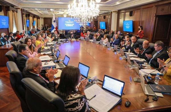 El proyecto de ley No. 93-23 adopta el 'Plan de desarrollo integral de la provincia de Colón'. El proyecto de ley No. 93-23 adopta el 'Plan de desarrollo integral de la provincia de Colón'.