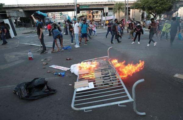 Los manifestantes incendiaron algunos objetos en medio de la calle. Los manifestantes incendiaron algunos objetos en medio de la calle.