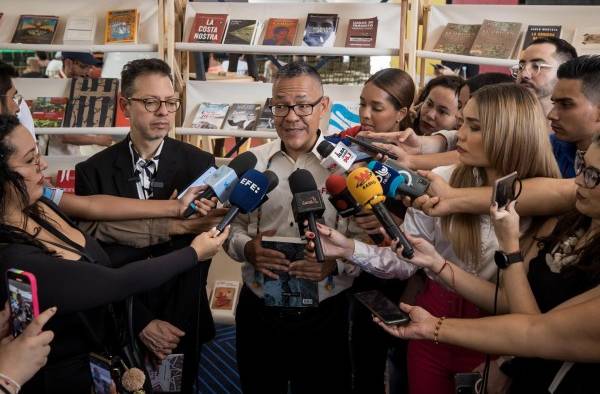 Ernesto Villegas, ministro de Cultura de Venezuela, habla junto a Juan David Correa (izq.), ministro de Cultura de Colombia, durante una rueda de prensa en la Feria Internacional del Libro de Caracas. Ernesto Villegas, ministro de Cultura de Venezuela, habla junto a Juan David Correa (izq.), ministro de Cultura de Colombia, durante una rueda de prensa en la Feria Internacional del Libro de Caracas.