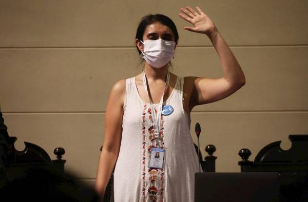 La nueva presidenta de la Convención Constitucional de Chile, María Elisa Quinteros, saluda tras la segunda jornada de votación hoy, en Santiago (Chile). La nueva presidenta de la Convención Constitucional de Chile, María Elisa Quinteros, saluda tras la segunda jornada de votación hoy, en Santiago (Chile).