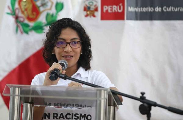 Fotografía de archivo en la que se registró a la ministra de Cultura de Perú, Leslie Urteaga (c), en Lima (Perú). Fotografía de archivo en la que se registró a la ministra de Cultura de Perú, Leslie Urteaga (c), en Lima (Perú).