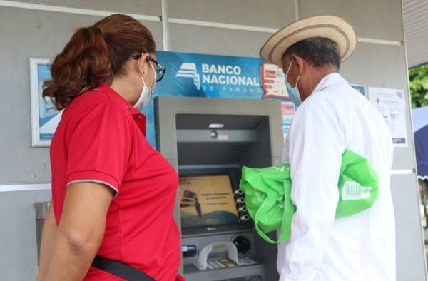 Una persona cobra el beneficio de 120 a los 65. Una persona cobra el beneficio de 120 a los 65.