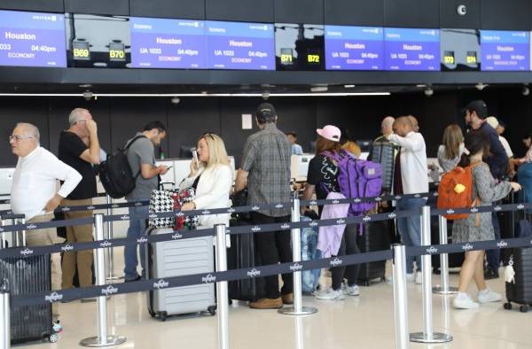 Viajeros esperando en el counter de las aerolíneas en el Aeropuerto Internacional de Tocumen. Viajeros esperando en el counter de las aerolíneas en el Aeropuerto Internacional de Tocumen.