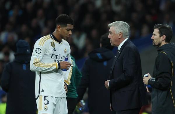 El entrenador del Real Madrid, Carlo Ancelotti, conversa con Jude Bellingham (i) durante el partido ante el Nápoles, de la Liga de Campeones. EFE/Kiko Huesca El entrenador del Real Madrid, Carlo Ancelotti, conversa con Jude Bellingham (i) durante el partido ante el Nápoles, de la Liga de Campeones. EFE/Kiko Huesca