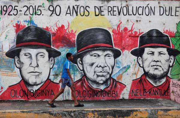 Una persona camina frente a un mural conmemorativo a la revolución Dule de la comarca Guna Yala. Una persona camina frente a un mural conmemorativo a la revolución Dule de la comarca Guna Yala.