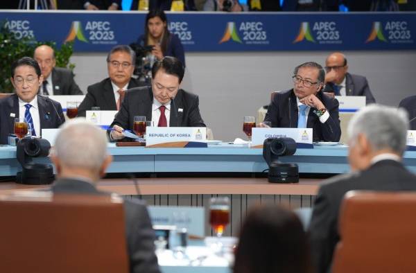 Fotografía cedida por la Presidencia de Colombia que muestra al mandatario Gustavo Petro (d), mientras participa en el Foro de Cooperación Económica Asia-Pacífico (APEC) Fotografía cedida por la Presidencia de Colombia que muestra al mandatario Gustavo Petro (d), mientras participa en el Foro de Cooperación Económica Asia-Pacífico (APEC)