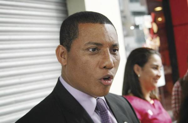 Víctor Orobio Abogado Tiene una maestría en Derecho Penal. Es miembro activo del Colegio Nacional de Abogados y de la Asociación Panameña de Ejecutivos de Empresas (Apede) Víctor Orobio Abogado Tiene una maestría en Derecho Penal. Es miembro activo del Colegio Nacional de Abogados y de la Asociación Panameña de Ejecutivos de Empresas (Apede)
