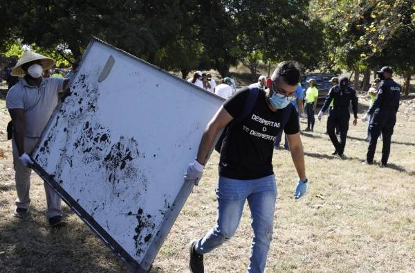 Entre los desechos encontrados están artículos de oficina como tableros Entre los desechos encontrados están artículos de oficina como tableros