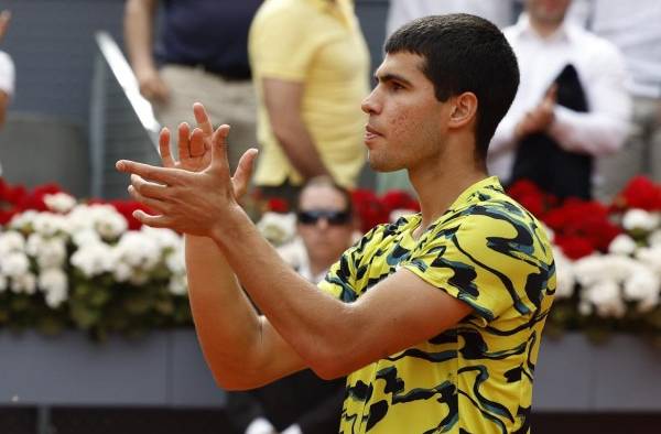 El tenista español Carlos Alcaraz celebra su victoria en los octavos de final del Mutua Madrid Open este martes en la Caja Mágica en Madrid. El tenista español Carlos Alcaraz celebra su victoria en los octavos de final del Mutua Madrid Open este martes en la Caja Mágica en Madrid.