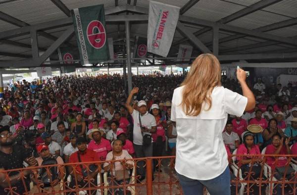 Yanibel Ábrego, precandidata a la presidencia del partido Cambio Democrático en una reunión multitudinaria en Coclé. Yanibel Ábrego, precandidata a la presidencia del partido Cambio Democrático en una reunión multitudinaria en Coclé.