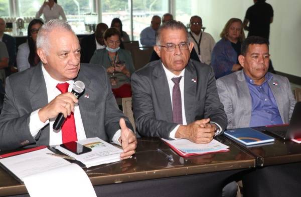 Carlos Salcedo, consejero para Asuntos Agropecuarios (i); Augusto Valderrama, titular del MIDA (c), y José Bernardo González, director de Desarrollo Rural del MIDA (d). Carlos Salcedo, consejero para Asuntos Agropecuarios (i); Augusto Valderrama, titular del MIDA (c), y José Bernardo González, director de Desarrollo Rural del MIDA (d).
