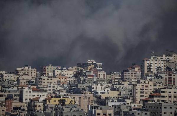 Una columna de humo se eleva tras un ataque aéreo israelí en Gaza, este miércoles. Una columna de humo se eleva tras un ataque aéreo israelí en Gaza, este miércoles.