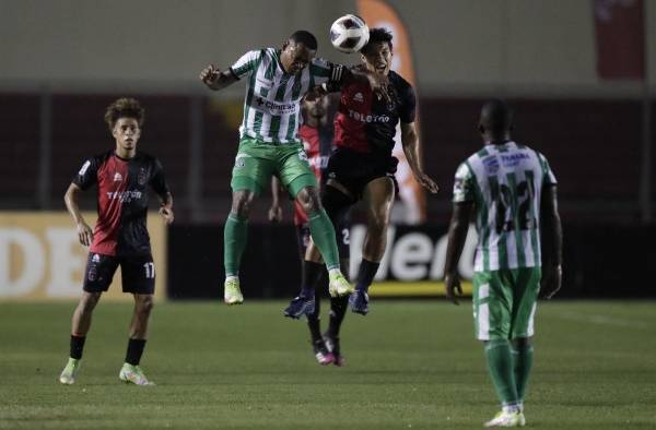 Pedro Jeanine (d) de Sporting disputa un balón con de Cesar Medina de Alianza , en la final de torneo Apertura 2022 de la Liga Panameña de Fútbol (LPF), en una fotografía de archivo. Pedro Jeanine (d) de Sporting disputa un balón con de Cesar Medina de Alianza , en la final de torneo Apertura 2022 de la Liga Panameña de Fútbol (LPF), en una fotografía de archivo.
