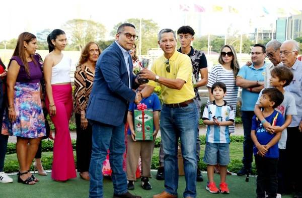 El Dr. Julio Sandoval Almengor (i) entrega la copa del triunfo a Alberto Ayala. El Dr. Julio Sandoval Almengor (i) entrega la copa del triunfo a Alberto Ayala.