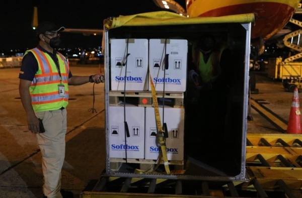 Personal de Aduanas y del Minsa reciben el séptimo cargamento de vacunas que llegó a la terminar de carga del Aeropuerto Internacional de Tocumen a las 12:30 a.m. de este miércoles, 16 de febrero. Personal de Aduanas y del Minsa reciben el séptimo cargamento de vacunas que llegó a la terminar de carga del Aeropuerto Internacional de Tocumen a las 12:30 a.m. de este miércoles, 16 de febrero.