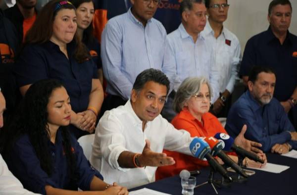 Lombana y miembros del Movimiento Otro Camino Lombana y miembros del Movimiento Otro Camino