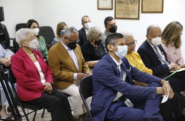 Asistentes al homenaje de la periodista López. Asistentes al homenaje de la periodista López.