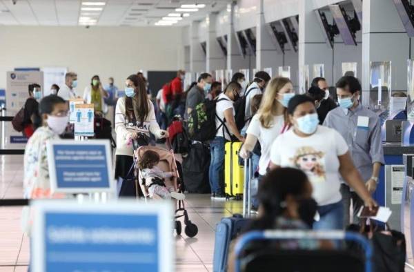 Pasajeros en tránsito en el Aeropuerto Internacional de Tocumen. Pasajeros en tránsito en el Aeropuerto Internacional de Tocumen.
