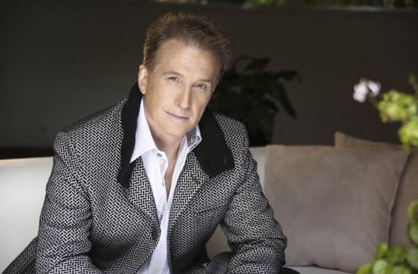 Fotografía cedida por la Oficina de prensa de Emmanuel donde se muestra al cantante. Fotografía cedida por la Oficina de prensa de Emmanuel donde se muestra al cantante.