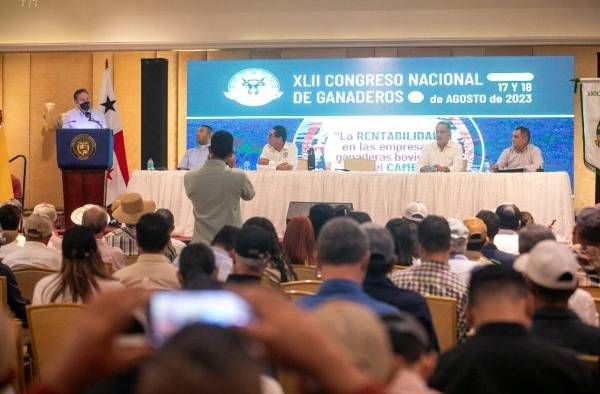 El mandatario adelantó que esa revisión se solicitó durante la reciente visita de la Secretaría de Comercio de Estados Unidos, Gina Raimondo. El mandatario adelantó que esa revisión se solicitó durante la reciente visita de la Secretaría de Comercio de Estados Unidos, Gina Raimondo.