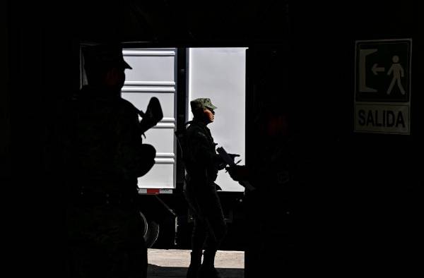El Ejército de Ecuador mantiene sus tropas en varios puntos del país para evitar confrontaciones antes y durante las elecciones. El Ejército de Ecuador mantiene sus tropas en varios puntos del país para evitar confrontaciones antes y durante las elecciones.