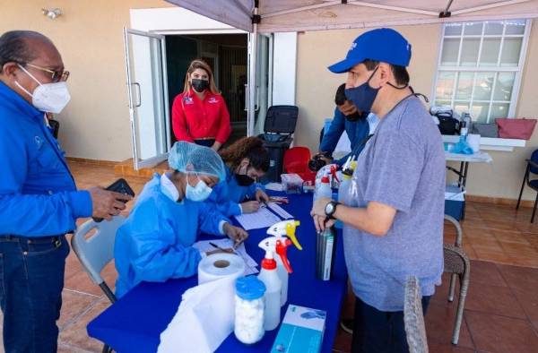 Personal de salud se prepara para vacunar contra la covid-19 a personal de la gente de mar. Personal de salud se prepara para vacunar contra la covid-19 a personal de la gente de mar.