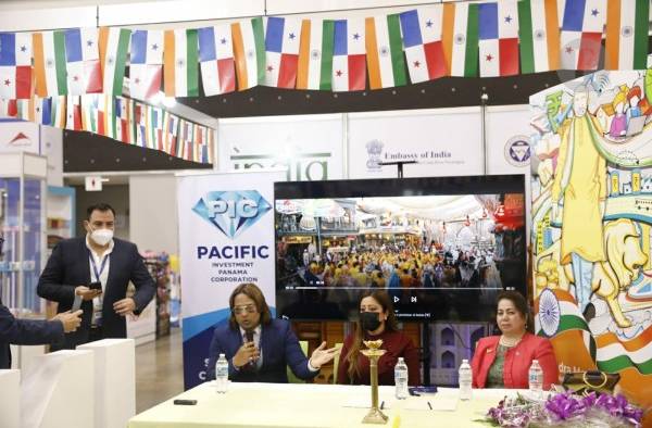 El empresario indio, Prabhakar Sharan; Yurealy Sing, directora nacional de Comercio del Ministerio de Industria; y Dolly Kaur, representante de la productora más grande de Bollywood, firman un convenio durante un evento en Ciudad de Panamá. El empresario indio, Prabhakar Sharan; Yurealy Sing, directora nacional de Comercio del Ministerio de Industria; y Dolly Kaur, representante de la productora más grande de Bollywood, firman un convenio durante un evento en Ciudad de Panamá.