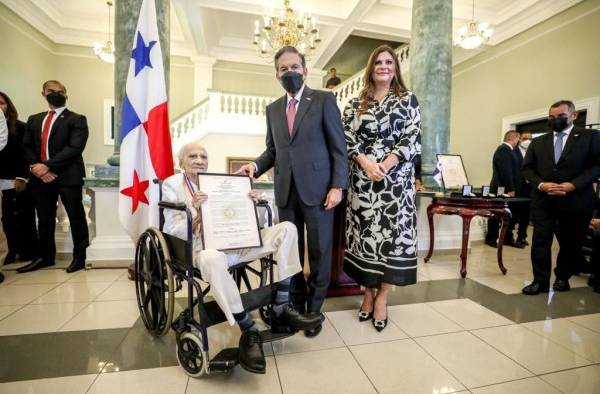 Cortizo entregó el reconocimiento al escritor Álvaro Menéndez Franco. Cortizo entregó el reconocimiento al escritor Álvaro Menéndez Franco.