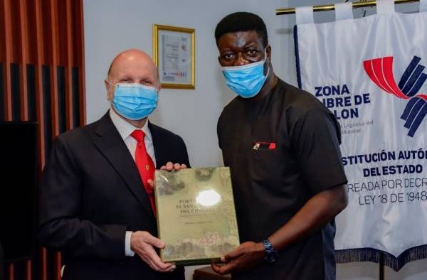 El gerente general de la Zona Libre de Colón, Giovani Ferrari (i), y el príncipe de Ghana, Anthony Bart - Appiah (d). El gerente general de la Zona Libre de Colón, Giovani Ferrari (i), y el príncipe de Ghana, Anthony Bart - Appiah (d).
