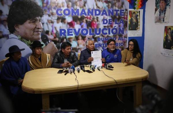 El secretario de fiscalización de la directiva del Movimiento al Socialismo (MAS), Salter Apaza (c), habla junto a militantes del partido en una conferencia de prensa, en La Paz (Bolivia). El secretario de fiscalización de la directiva del Movimiento al Socialismo (MAS), Salter Apaza (c), habla junto a militantes del partido en una conferencia de prensa, en La Paz (Bolivia).