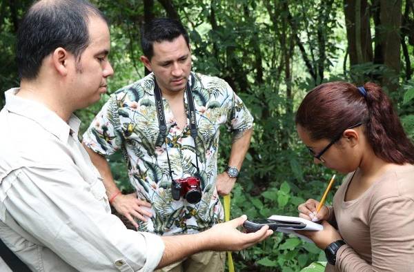 Instructores discuten métodos de campo con los estudiantes. Instructores discuten métodos de campo con los estudiantes.