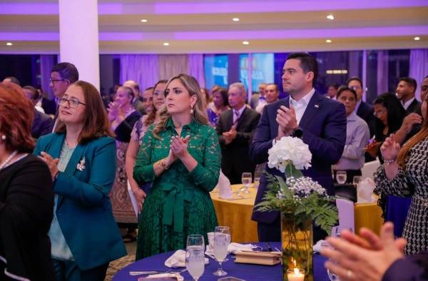 Carrizo le pidió a los miembros de la Alianza que oren por él. Carrizo le pidió a los miembros de la Alianza que oren por él.